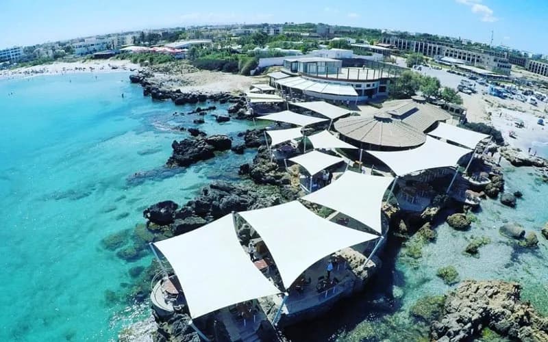 La cité punique de Kerkouane au-dessus de la mer lors d'une excursion au Cap Bon depuis Hammamet